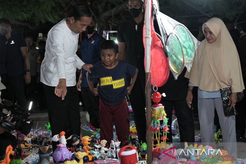 JOKOWI KUNJUNGI PASAR MALAM PANTAI KAMALI