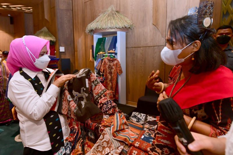 Ibu Negara bersama OASE KIM tinjau Pameran Dekranasda NTT