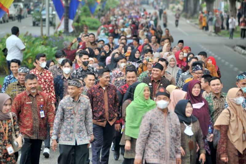 Rekor Muri Mengenakan Batik Etnik Di Jambi