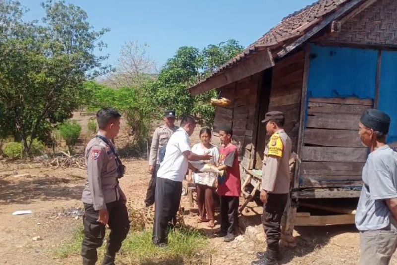 Polisi salurkan bantuan Sembako buat para lansia di Sumbawa Barat