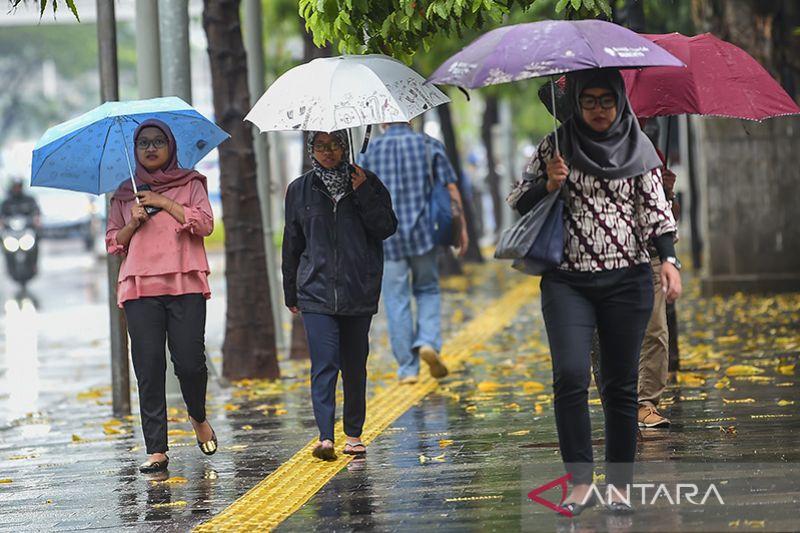 BMKG prakirakan hujan ringan di sebagian besar kota