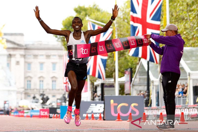 Pelari Kenya Amos Kipruto juara London Marathon