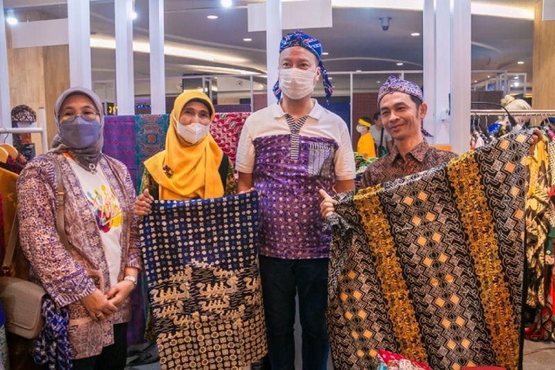 Menperin: Pakai batik, hormati budaya dan perkokoh ekonomi nasional