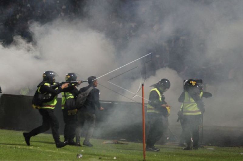 Kericuhan setelah pertandingan Arema v Persebaya di Stadion Kanjuruhan