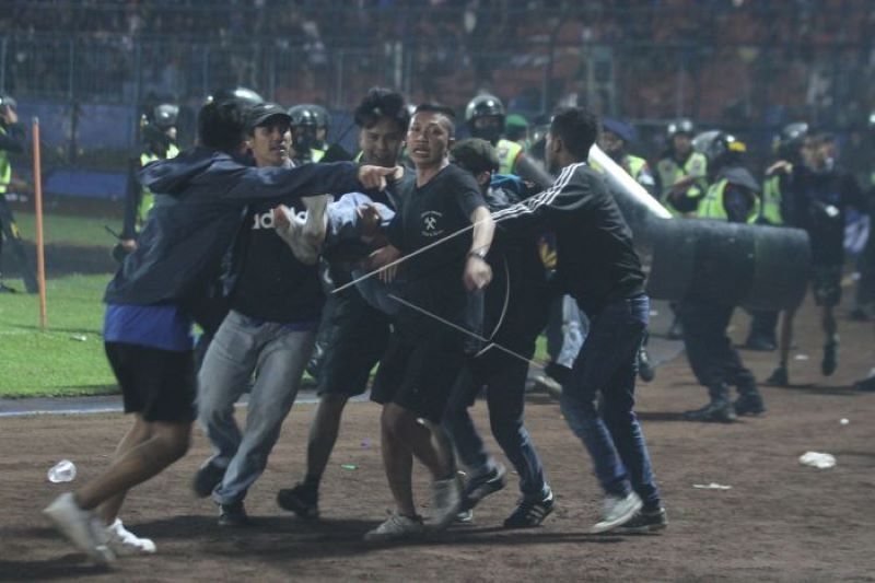 Kericuhan setelah pertandingan Arema v Persebaya di Stadion Kanjuruhan