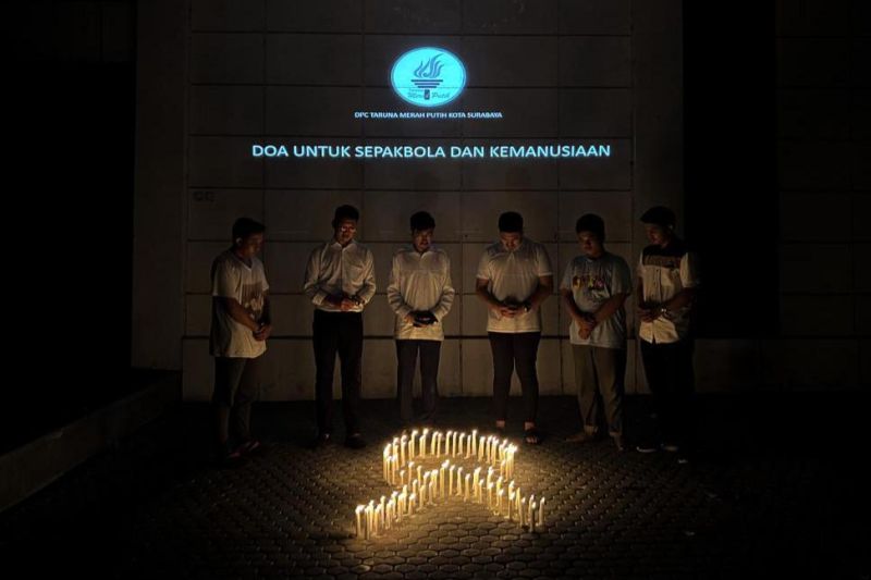 Taruna Merah Putih Surabaya nyalakan lilin untuk tragedi Kanjuruhan