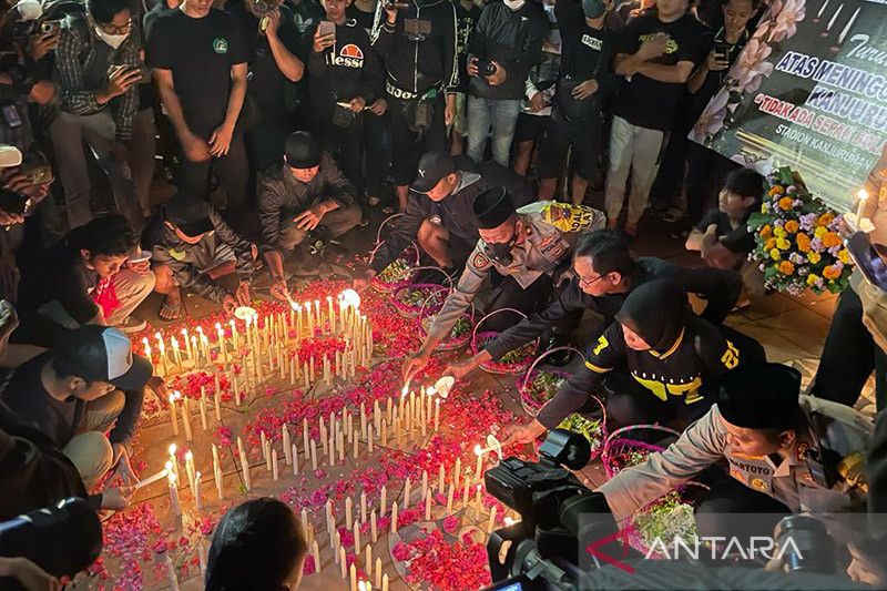 Ribuan bonekmania gelar doa bersama untuk korban Tragedi Kanjuruhan