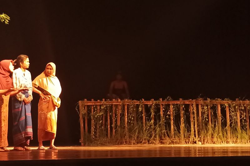 Balada Sahdi Sahdia pembuka Onstage Insomnia Theater Festival 2022 di Mataram