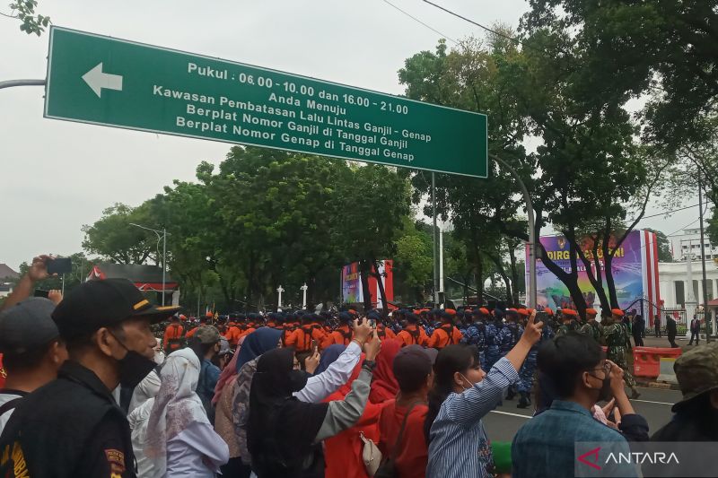 Defile pasukan dan alutsista meriahkan HUT ke-77 TNI