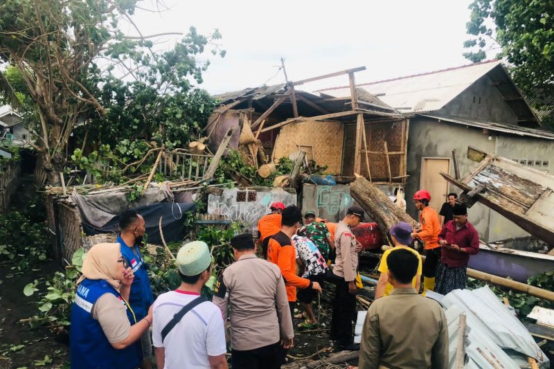 Puluhan rumah di Tanjung Luar Lombok Timur diterjang angin puting beliung