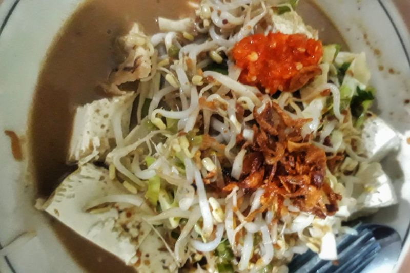 hampir-mirip-ini-perbedaan-kuliner-kupat-tahu-dan-tek-tahu