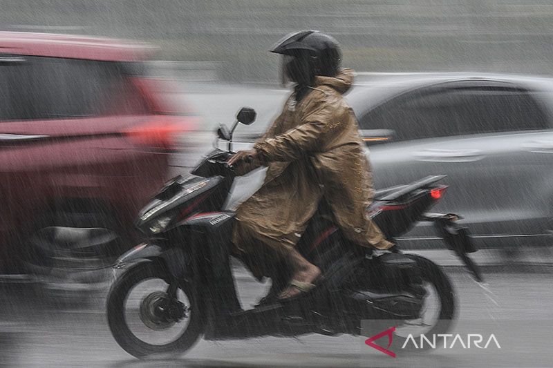 BMKG prediksi hujan ringan hingga sedang guyur kota besar di Indonesia
