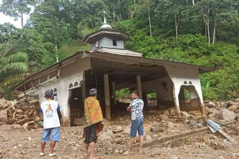 Delapan rumah hanyut akibat banjir Mamuju