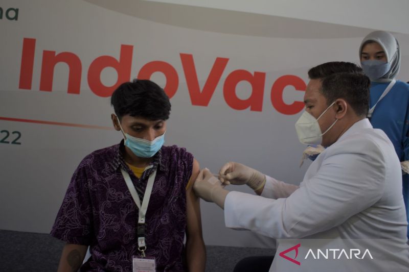 Bio Farma suntik vaksin IndoVac perdana ke warga belum mendapat vaksin