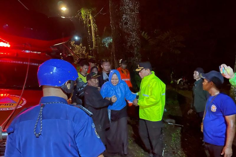 Tim SAR masih mencari siswi SMP asal Depok hanyut di Puncak Bogor