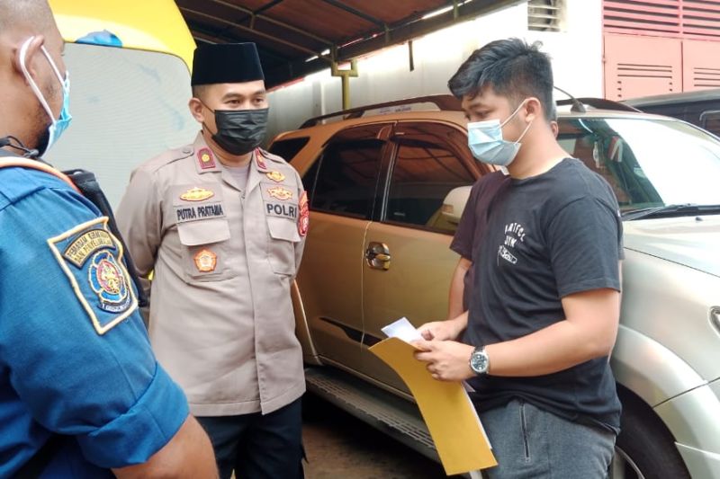 Polisi dampingi keluarga cocokkan jasad korban banjir Bogor di RSCM