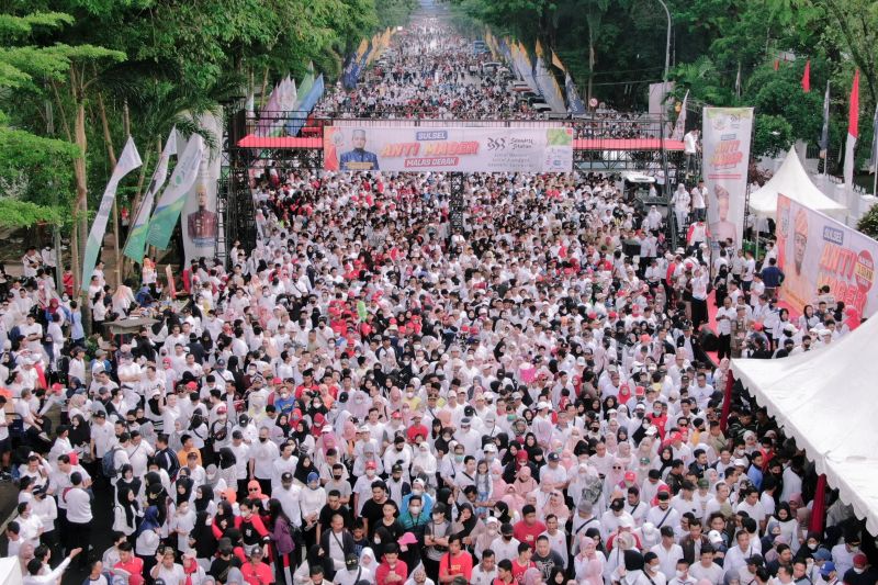 Berhadiah umrah, ribuan warga ikut jalan santai "Sulsel Anti-Mager"