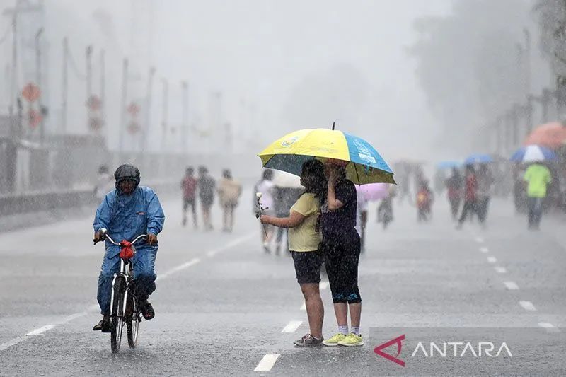 Hujan diprakirakan mengguyur sejumlah kota besar di Indonesia