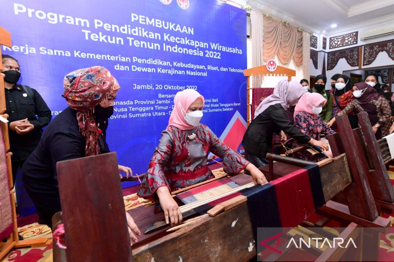 Iriana Jokowi dan Wury Ma'ruf Amin buka PKW Tekun Tenun 2022 di Jambi