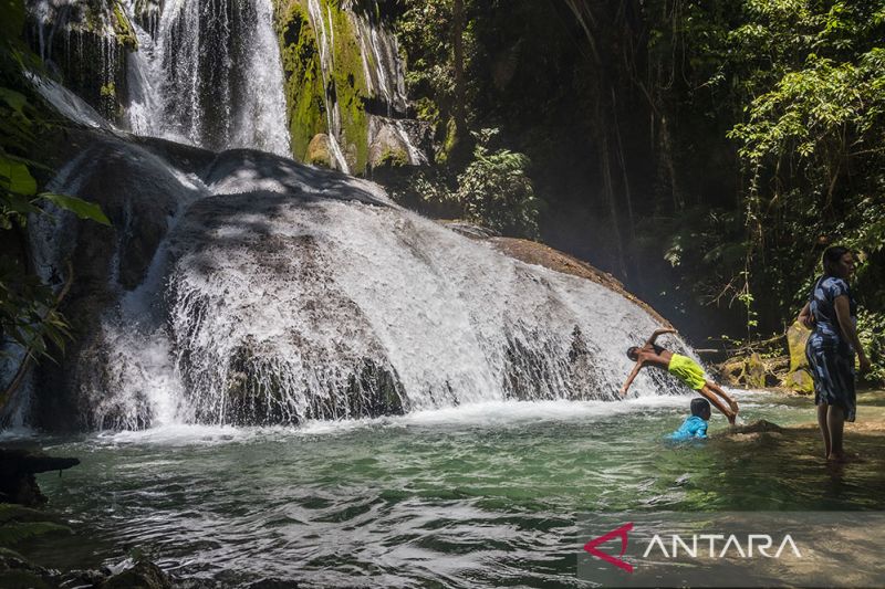 Wisata Air Terjun Saluopa di Poso