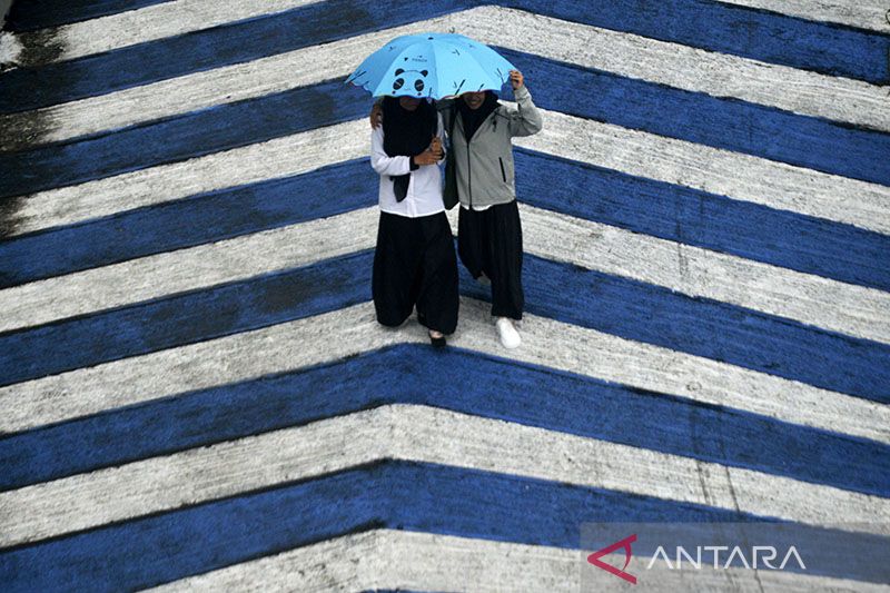 Waspada, hujan lebat diprakirakan terjadi di sebagian besar provinsi Indonesia