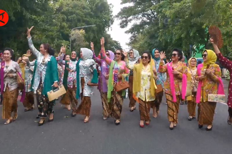 Parade kebaya 3.000 wanita bersama Ibu Negara catatkan rekor MURI