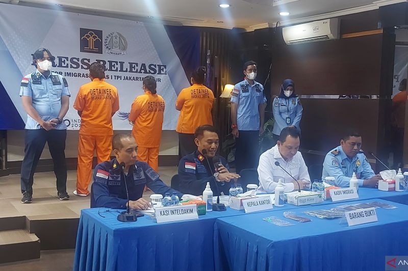 Imigrasi tangkap tiga warga Sri Lanka diduga lakukan investasi fiktif