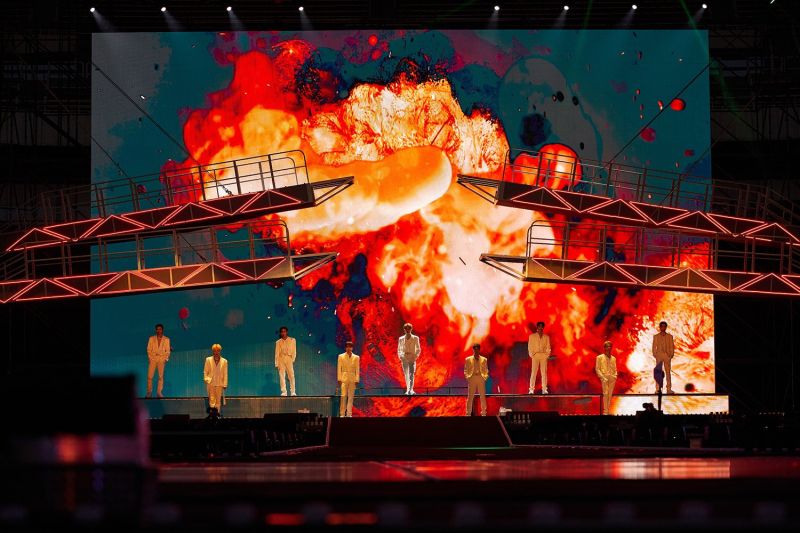 NCT 127 tampil serba putih buka konser di Indonesia lewat “Kick It”