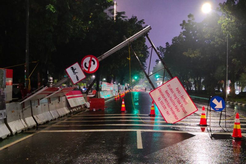 Rambu lalulintas di Medan Merdeka Selatan roboh tutup sebagian jalan