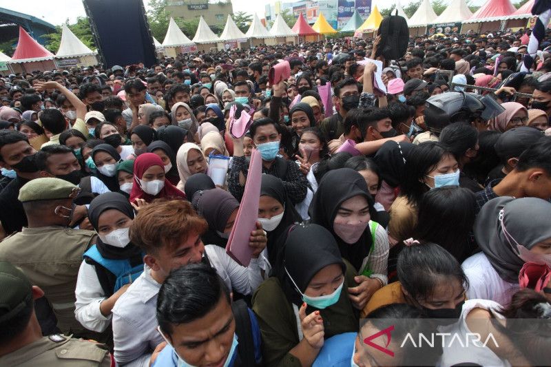 Ribuan pencari kerja padari Bursa Kerja di Batam