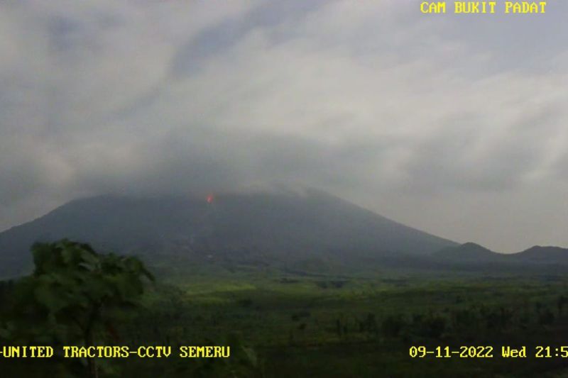 Gunung Semeru luncurkan awan panas letusan