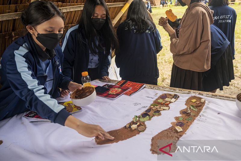 Lukisan Tanah Liat Simbol Pemersatu Budaya di Poso