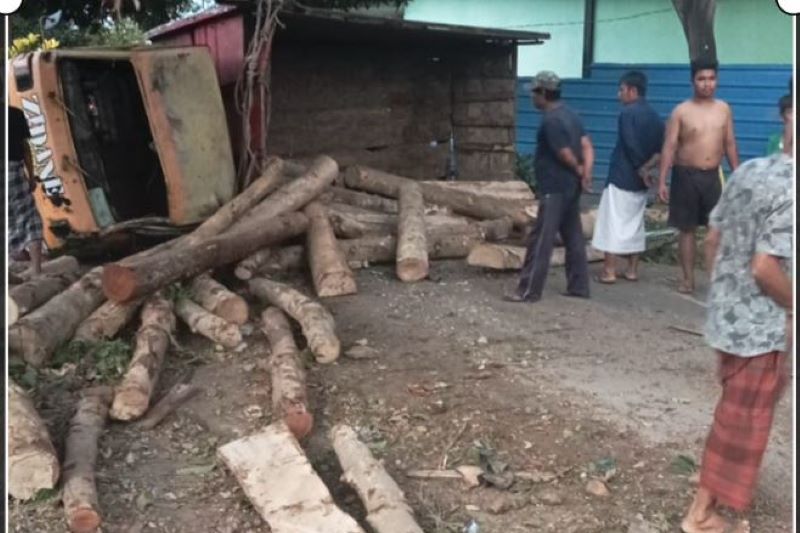 Dua tewas, truk bermuatan kayu rem blong di Jalan Raya Bayan KLU