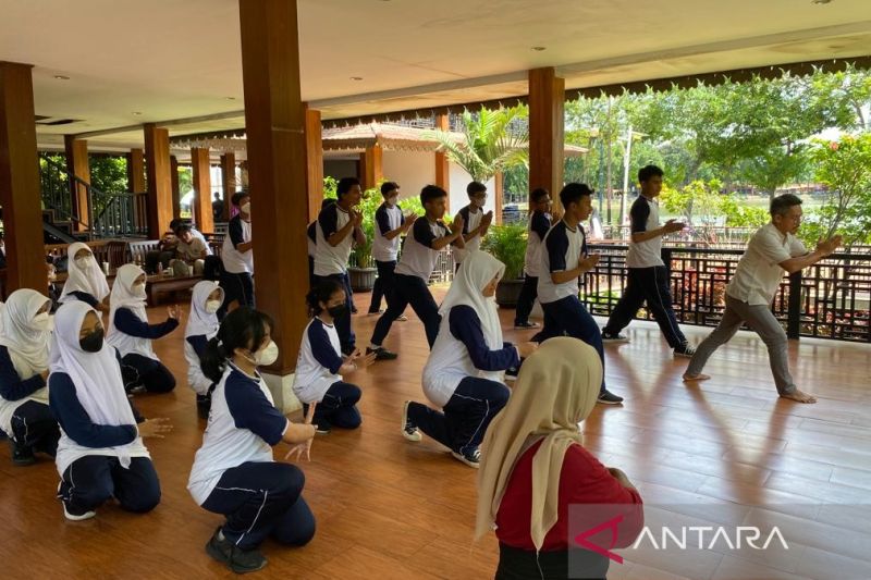 Pelaku seni Setu Babakan latih kalangan muda Tari Sirih Kuning