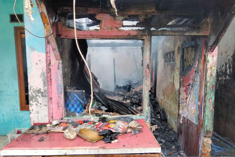 Gulkarmat Jaktim padamkan kebakaran tiga rumah warga di Duren Sawit