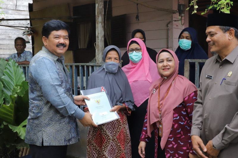 Menteri Hadi antarkan langsung sertifikat ke warga kejar target PTSL