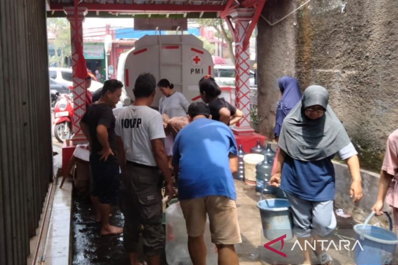 PMI salurkan air bersih ke pos-pos pengungsian korban gempa di Cianjur