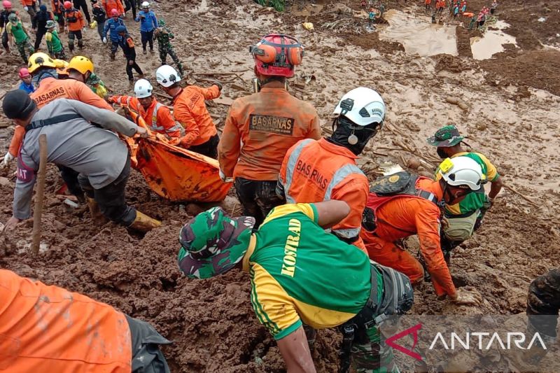 Tim SAR evakuasi empat jenazah korban gempa di Desa Cijedil Cianjur