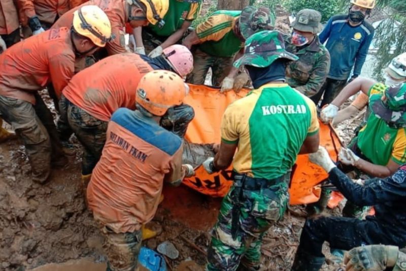 Tim SAR evakuasi satu jenazah korban gempa di Desa Cijedil, Cianjur