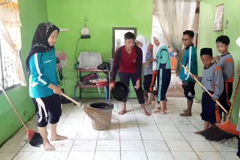 Murid di Deli Serdang bantu guru korban banjir di Hari Guru Nasional