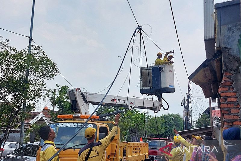 Sudin Bina Marga Jakbar terus pantau pelaksanaan penanaman kabel udara