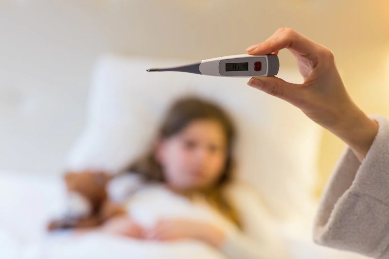 Jangan panik!  Simak beberapa tips cara mengobati anak demam hingga batuk pilek