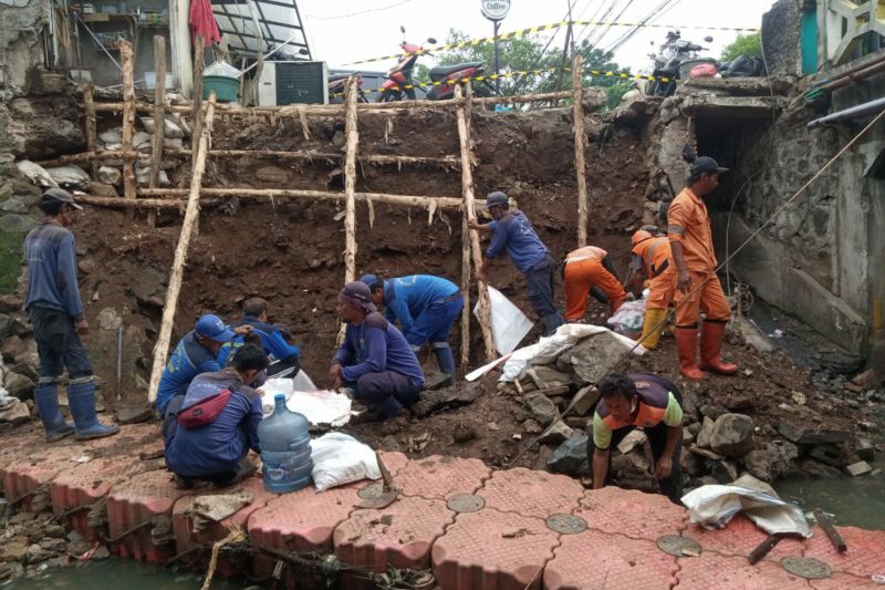 Petugas gabungan Jakarta Selatan tangani turap longsor di Bukit Duri