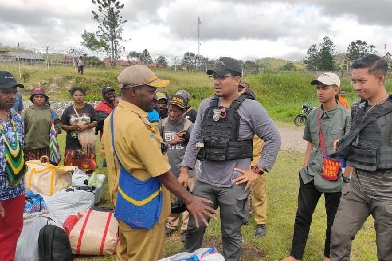 Satgas Damai Cartenz kerahkan tim nakes periksa kesehatan warga Kiwirok