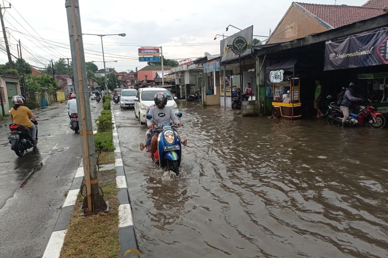 Ruas jalan di Rangkasbitung terendam hingga kedalaman 60 cm