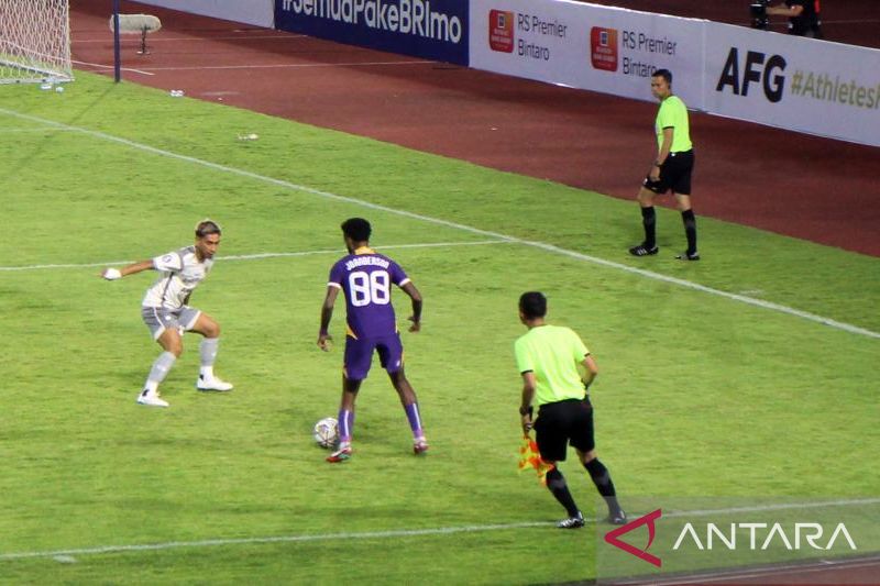Persib Bandung mengalahkan Persik Kadiri dengan skor 3:0