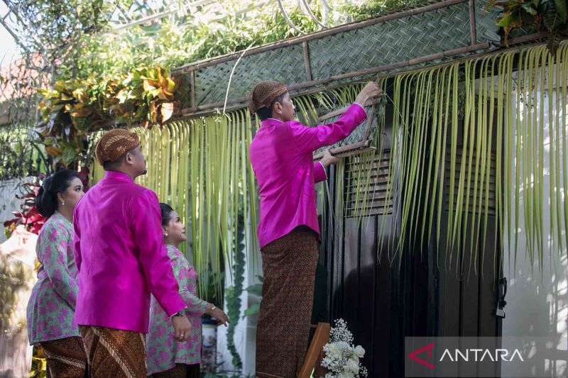 Presiden Joko Widodo pasang "bleketepe" menjelang pernikahan Kaesang - Erina