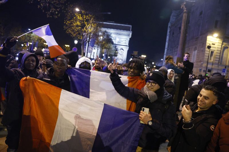 Fans Paris berbondong-bondong merayakan kemenangan Prancis di final Piala Dunia