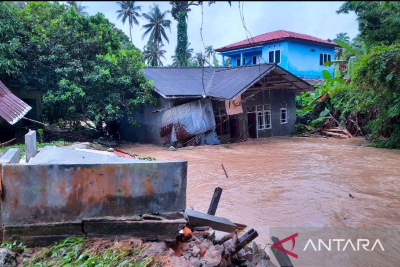 Rumah warga Natuna hanyut diterjang banjir