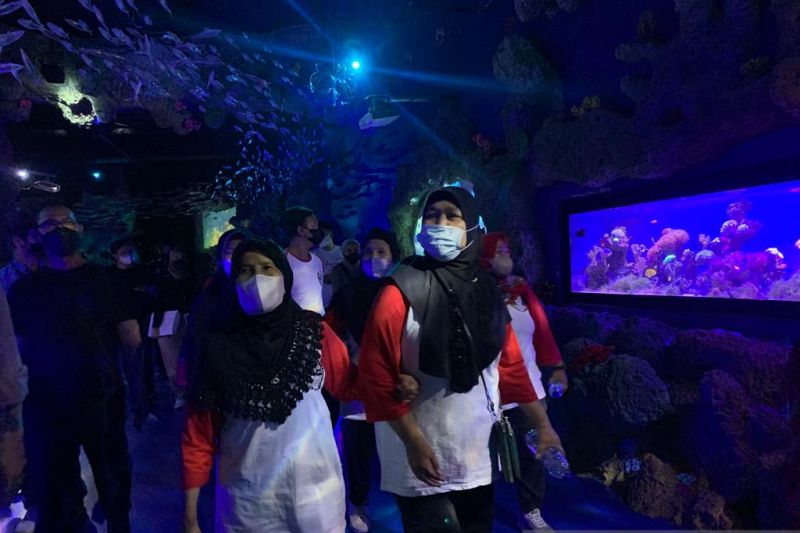 Alumni Akpol 2010 ajak lansia "healing" ke Jakarta Aquarium